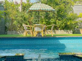 A Luxury Residance in DHA, Karachi, hotel u gradu Karači