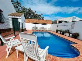 Casa con piscina privada a un paso del pueblo