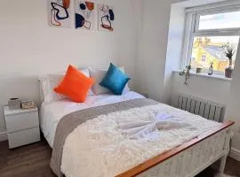 Cosy 2 bed suite in Putney, Sleeps 6, with Netflix & Games