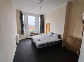 West End Traditional Flat with Free Parking