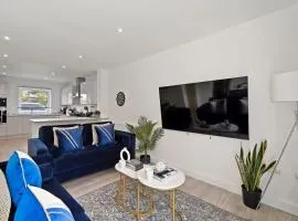 OFFERS 3 Bed House with Free Parking Ideal for Contractors or Relocation Stays Sittingbourne