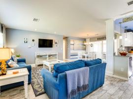 4 Mi to Venice Beach Home with Patio and Yard, khách sạn ở Venice