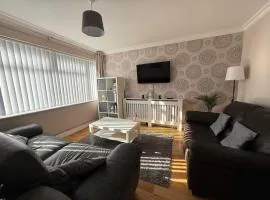 Convenient 3 Bedroom House with Garden in Luton