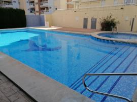 Bonita piscina y playa de gandia, Hotel in Puerto de Gandía
