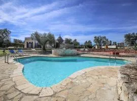 trullo degli ulivi con piscina e vasca per bambini