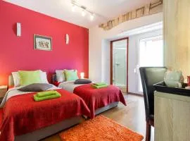 Top Center Room & Apartment