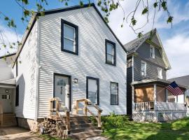 7 Bedroom House! Walk to Niagara Falls! New Whole House, hotel v destinaci Niagara Falls