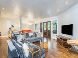 Modern Willow by Exceptional Stays
