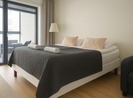 City Home Finland Big Luxury Suite - Spacious Suite with Own SAUNA, One Bedroom and Furnished Balcony next to Train Station, hotel in Tampere