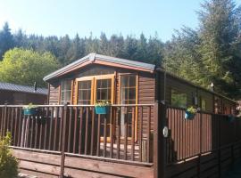 Jasper Lodge in Beautiful Glendevon Country Park Perthshire Scotland، كابينة في Glendevon