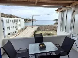 Με θέα τον όρμο της Βάρης