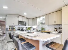 10 Mi to Beaches Home with Pool Access in Largo!
