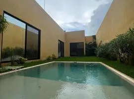casa de una planta con alberca
