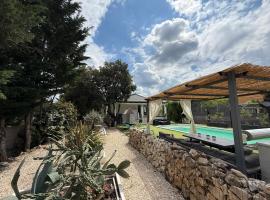 Villa CarpeDiem Cévennes - piscine & terrain tennis, hotel v destinaci Méjannes-le-Clap