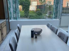 Luxe Stay Large Apartment with Garden and Garage in the center of Moorsele, hotell sihtkohas Wevelgem