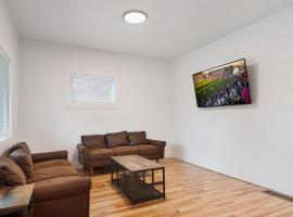 Beautiful 4 bedroom home short walk to Niagara Falls โรงแรมในไนแอการาฟอลส์