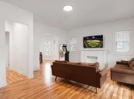 Walk to Niagara Falls! Newly Renovated 4 Bedrooms