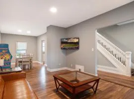 Walk to Niagara Falls. Renovated 3 bed house!