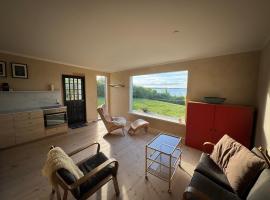 Cabin with spectactular seaview on Trelde Naes, hotel v destinaci Fredericia