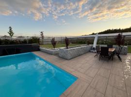 Ferienhaus mit privatem Pool, hotel com piscina em Soltau