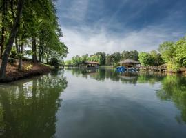 Lakeside Landing by AvantStay Private Dock, holiday home in Mooresville