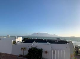 Our Cape Town Home - Beach Villa with Stunning Sea & Mountain Views!, casa de campo em Bloubergstrand