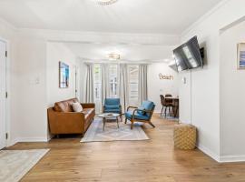 NO WORRIES! Beachy cottage 5 Minute walk to beach, pl&aacute;žov&yacute; hotel v destinaci Gulfport