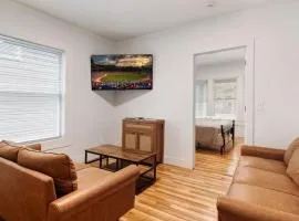 Walk to Niagara Falls! 12 Bedrooms!