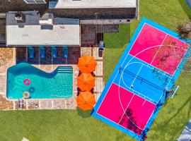 Heated Pool Pickleball Mini Golf — Sleeps 20, hotel din Clearwater