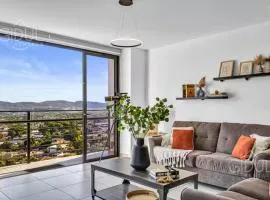 Modern apt with stunning city and mountain views