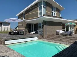 Heerlijke villa met zwembad en sauna bij het strand