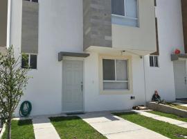 Casa acogedora en condominio privado, koča v mestu Quer&eacute;taro