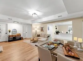 Modern Escape, Pool, Golf, Game Room, Gym, 10min Lake & Downtown