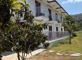 Ebru'ca Pansiyon, bed & breakfast στη Σελιμιγιέ