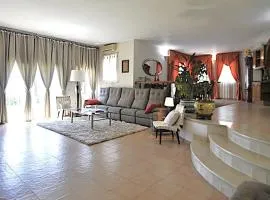 Holiday villa in 10 min from Fuengirola beach with sea views pool BBQ parking WiFi aircon big garden