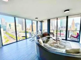 2BR, 2 Baths Lux Downtown Apt Heart of Austin with Amazing Views, Pool, & Gym
