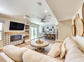 Val Vista Lakes Group Getaway Hot Tub Access!, hotel i Gilbert