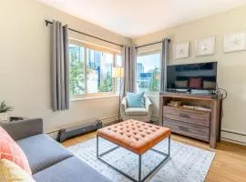 Eclectic Downtown & Cap Hill King bed & Kitchen