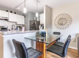 Eclectic Downtown & Cap Hill King bed & Kitchen