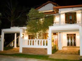 Serene Villa Airport Transit, хотел с паркинг в Катунаяка