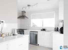 Spacious 5-bed house opposite IGA & Golf Course