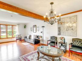 Bike, Fish, Golf and More Stately Tudor in Mogadore, hotel in Uniontown