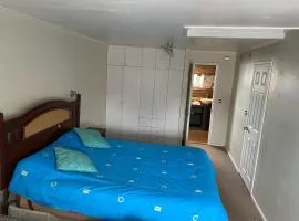 Habitación amplia con cama de dos plazas mas una cama individual y amplio baño exclusivo