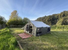 Glamping tent on the river, hotel with parking in Klamath