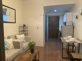 Modern Chic Condo at Makati with WiFi and Netflix