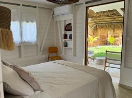 Les Cabanes cosy à 2 pas du lagon - charme et confort, Hotel in Le François