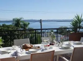 La Cima, 31 Wallawa Road - premium property with stunning views, Wi-Fi, Air Conditioning, Linen and Bed Making Supplied
