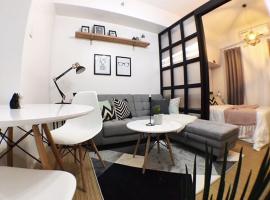 Airy condo w balcony, Netflix, 3 pools, sleeps 3、マニラのホテル
