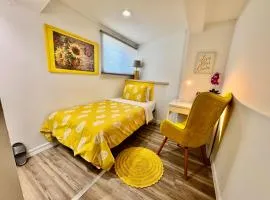 Private Room on the 1st floor with a Shared Bathroom 10 minutes from SeaTac Airport