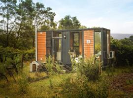Alpaca Tiny House with Vineyard Lakeside by Tiny Away、Flowerdaleのタイニーハウス